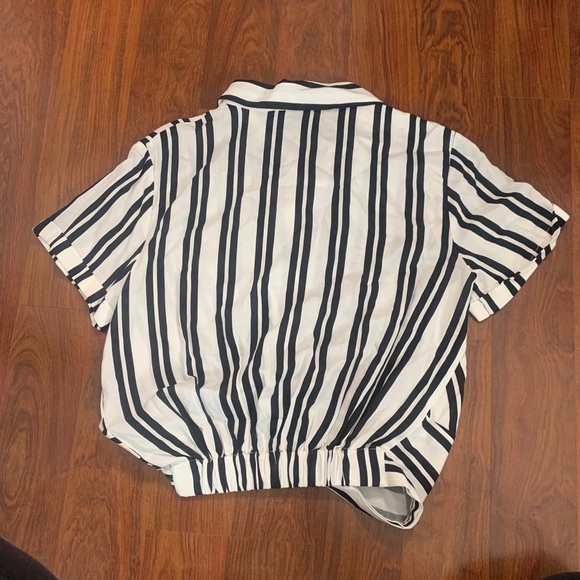 Forever 21 Cropped Collared T-shirt - Picture 2 of 3